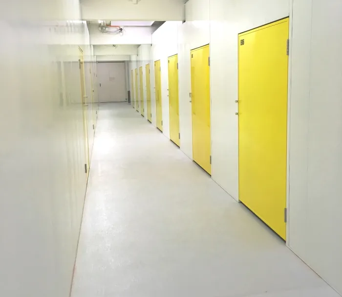 Heller Flur mit gelben Boxtüren