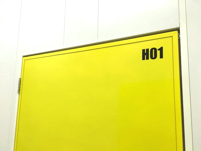 Gelbe Tür einer Mietbox mit Boxnummer